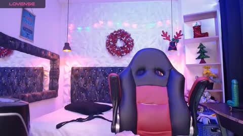 Caroline Scoth online show from December 11, 8:39 pm