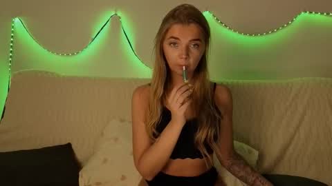 Snapshot of carriebradshawww chatting on October 2, 1:40 pm carriebradshawww online show from October 2, 1:40 pm