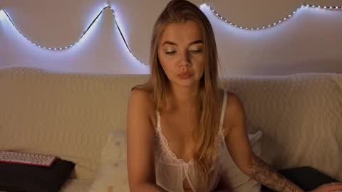 Snapshot of carriebradshawww chatting on October 4, 2:48 pm carriebradshawww online show from October 4, 2:48 pm