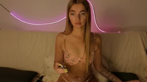 Snapshot of carriebradshawww chatting on October 9, 2:26 pm carriebradshawww online show from October 9, 2:26 pm