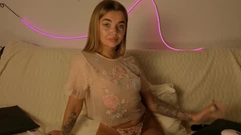 Snapshot of carriebradshawww chatting on October 10, 2:38 pm carriebradshawww online show from October 10, 2:38 pm