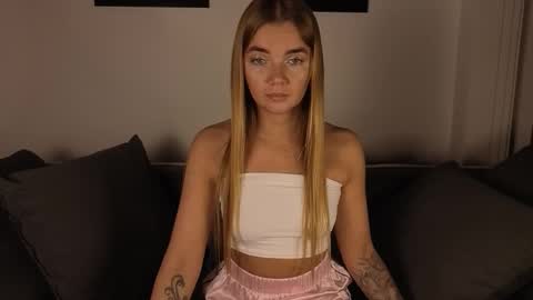 Snapshot of carriebradshawww chatting on October 23, 3:33 pm carriebradshawww online show from October 23, 3:33 pm