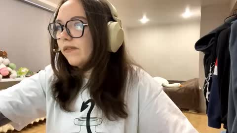 Emilia online show from December 15, 3:44 am