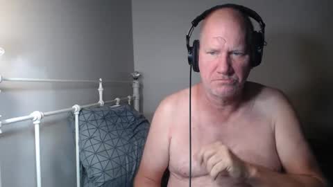 Snapshot of casinocam chatting on December 19, 7:26 am CasinoCam online show from December 19, 7:26 am