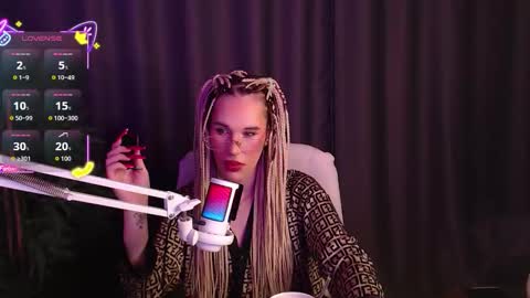 Snapshot of cassiemich chatting on November 28, 7:00 am Cassie online show from November 28, 7:00 am