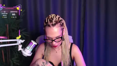 Snapshot of cassiemich chatting on December 3, 9:02 pm Cassie online show from December 3, 9:02 pm