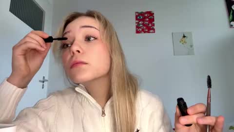 Snapshot of cassijent chatting on February 17, 9:06 am Olivia online show from February 17, 9:06 am