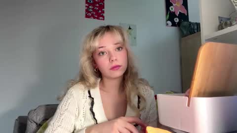 Snapshot of cassijent chatting on February 20, 8:16 am Olivia online show from February 20, 8:16 am