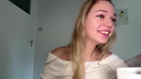 Snapshot of cassijent chatting on February 23, 8:12 am Olivia online show from February 23, 8:12 am