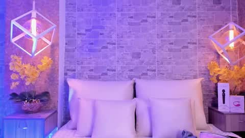 CatalinnaThompson online show from November 8, 12:05 pm