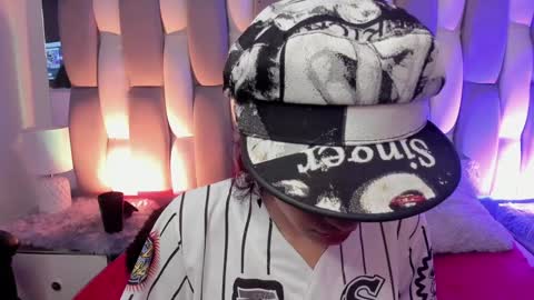 Cat  online show from December 19, 6:01 pm