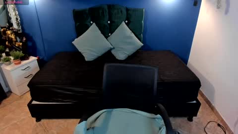 Snapshot of catboobs_ chatting on January 4, 8:37 pm Mia online show from January 4, 8:37 pm