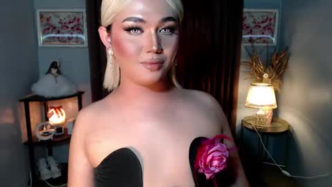 Snapshot of catherine_louise chatting on October 7, 1:03 am cath online show from October 7, 1:03 am