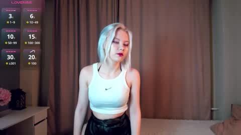 Mia online show from March 14, 11:04 am