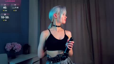 Mia online show from April 2, 11:08 am