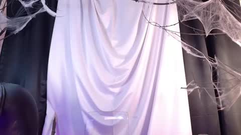 Snapshot of cathmellow_ chatting on October 31, 3:24 pm CATH online show from October 31, 3:24 pm