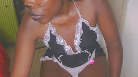 Snapshot of cathynoir chatting on October 18, 8:37 am catrine online show from October 18, 8:37 am