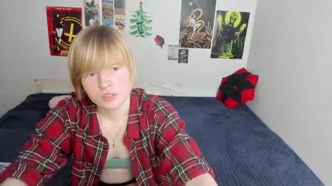cattie_w_ online show from March 7, 1:24 am