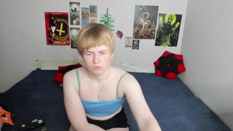 cattie_w_ online show from April 4, 1:15 am