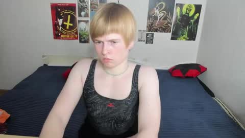 cattie_w_ online show from April 14, 1:22 am