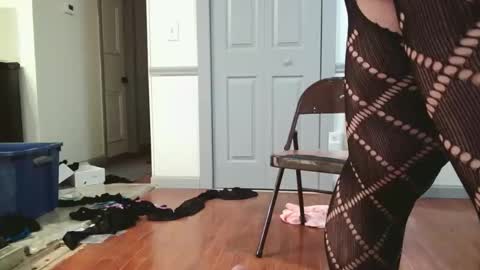 Snapshot of cdalexis33 chatting on February 21, 2:01 am a online show from February 21, 2:01 am