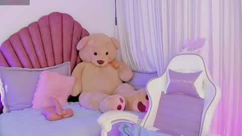 Snapshot of celestte_ruizz chatting on November 15, 6:22 am 700 110 p online show from November 15, 6:22 am