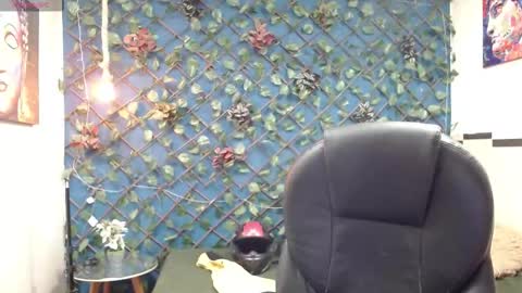 Snapshot of cerokershelby chatting on December 4, 10:35 am Ceroke online show from December 4, 10:35 am