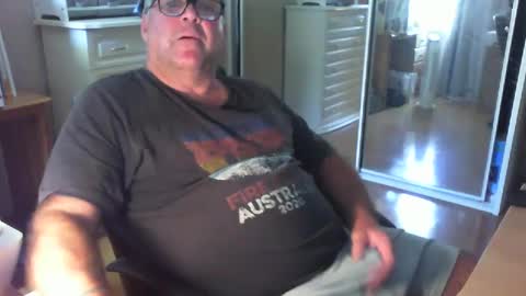 Snapshot of chalkstall chatting on January 12, 4:00 am Chalky online show from January 12, 4:00 am