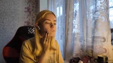 Snapshot of charleneschonert chatting on November 3, 7:09 am Nancy online show from November 3, 7:09 am