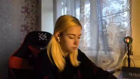 Snapshot of charleneschonert chatting on November 10, 7:40 am Nancy online show from November 10, 7:40 am