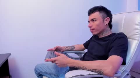 charlie_foxie online show from April 14, 2:17 am