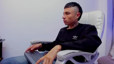 charlie_foxie online show from April 15, 2:18 am