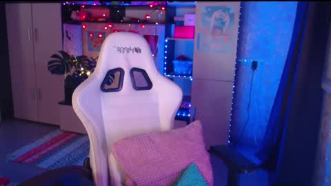 Snapshot of charlie_wtf chatting on February 16, 7:38 pm charlie online show from February 16, 7:38 pm