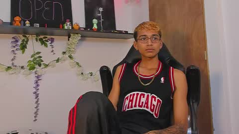 Snapshot of charlieerusso chatting on February 10, 2:08 am Charles Russo online show from February 10, 2:08 am