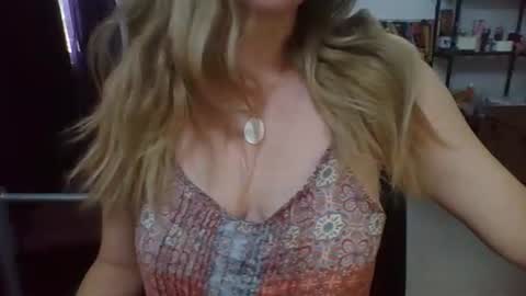 Snapshot of charlot_ponze chatting on May 4, 6:37 pm charlott online show from May 4, 6:37 pm