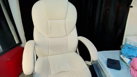 Snapshot of charlotte_walker1 chatting on September 10, 4:23 am charlotte_walker1 online show from September 10, 4:23 am