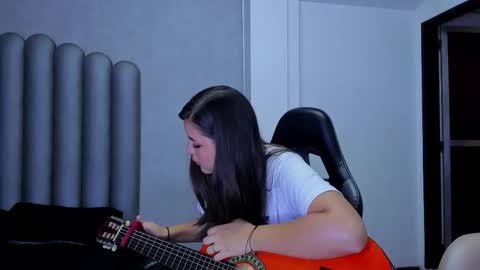 Snapshot of charlottee_starr chatting on November 28, 7:49 pm charlottee_starr online show from November 28, 7:49 pm