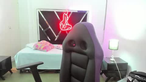 Snapshot of charlotthe_ee chatting on October 4, 9:24 pm online show from October 4, 9:24 pm