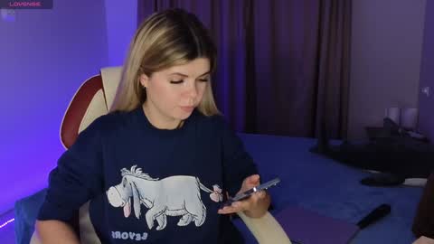 Snapshot of charming__kitty chatting on December 17, 6:53 pm Kira online show from December 17, 6:53 pm