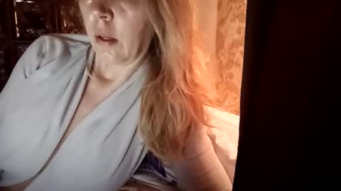 Snapshot of charming_rosse chatting on April 27, 5:16 am charming_rosse online show from April 27, 5:16 am
