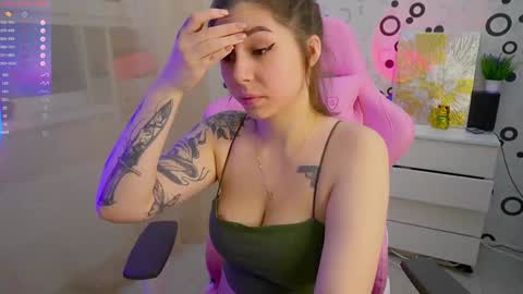 Snapshot of charmings_054 chatting on December 11, 6:52 pm Belle and Miley online show from December 11, 6:52 pm