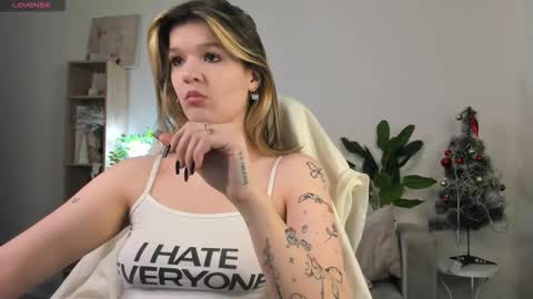 Snapshot of charmingvixen chatting on December 5, 10:46 am Kati online show from December 5, 10:46 am