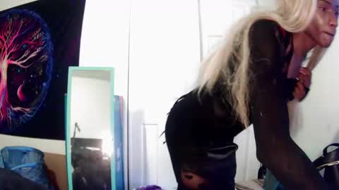 Snapshot of charr1barr chatting on December 15, 6:59 pm Miss Chocolate online show from December 15, 6:59 pm