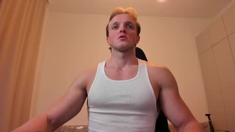 Snapshot of chasereed_ chatting on May 8, 8:03 pm Chase Reed online show from May 8, 8:03 pm