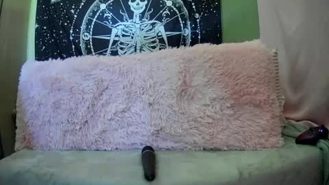 Snapshot of cherritwisted_x chatting on December 3, 4:39 pm Cherri online show from December 3, 4:39 pm