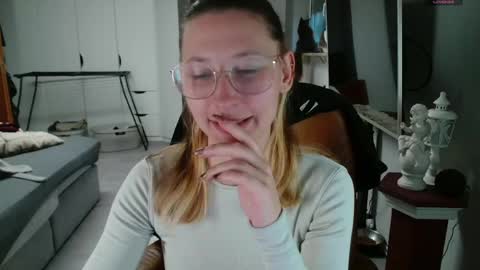 Leonie online show from April 16, 6:09 pm