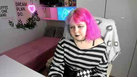 Snapshot of cherrybounce chatting on February 7, 9:40 pm Sarah online show from February 7, 9:40 pm