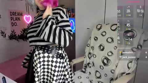 Snapshot of cherrybounce chatting on February 9, 9:52 pm Sarah online show from February 9, 9:52 pm