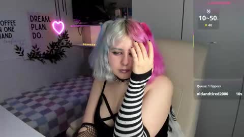 Snapshot of cherrybounce chatting on February 14, 9:33 pm Sarah online show from February 14, 9:33 pm