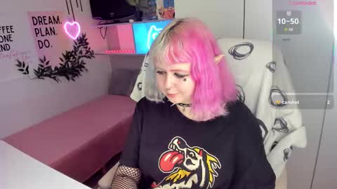 Snapshot of cherrybounce chatting on February 24, 9:24 pm Sarah online show from February 24, 9:24 pm